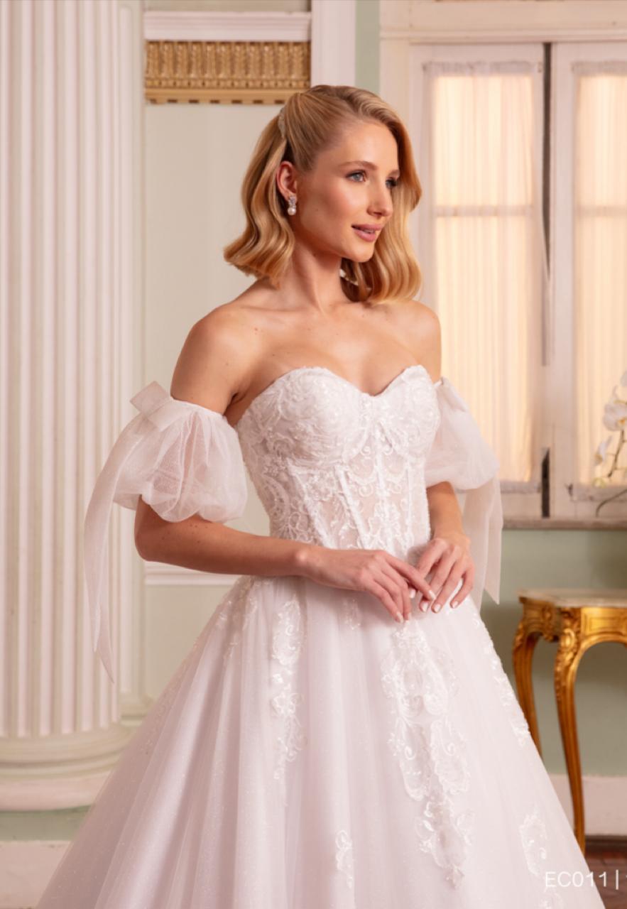 Vestido noiva rodado, branco, tomara que caia. Vestido em cetim sobreposto por tela de glitter e tule com aplicações de rendas bordadas.