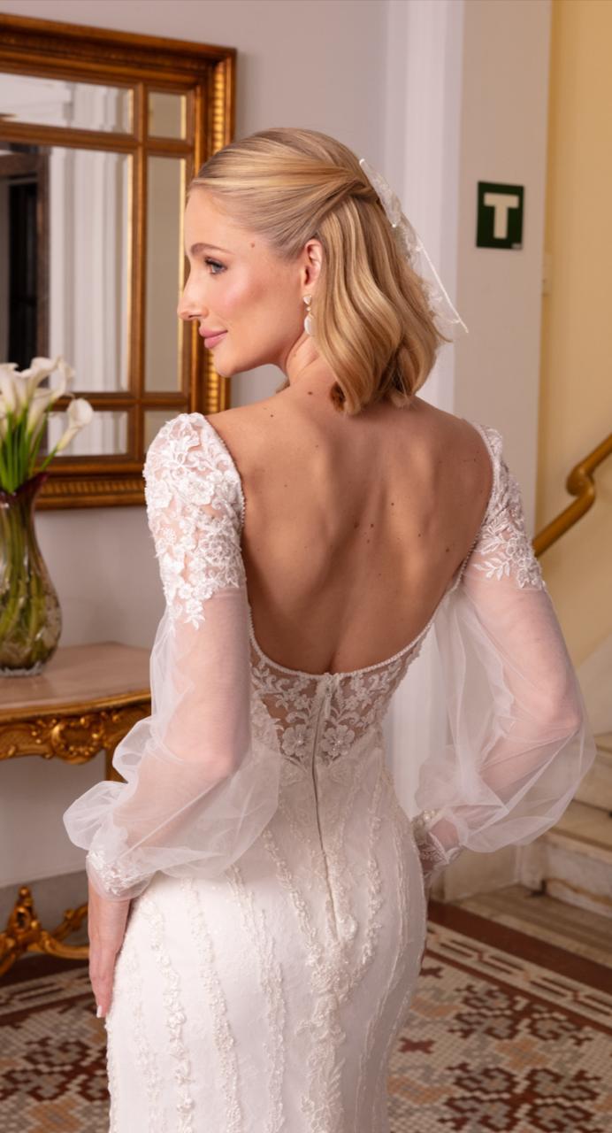 Vestido noiva estilo sereia, off-white, com alças finas e manga longa removível.