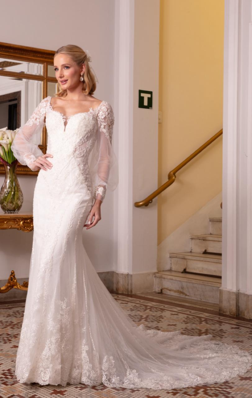 Vestido noiva estilo sereia, off-white, com alças finas e manga longa removível.