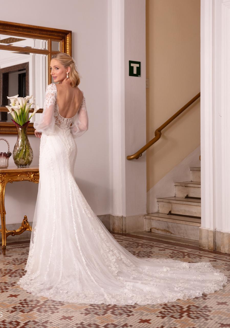 Vestido noiva estilo sereia, off-white, com alças finas e manga longa removível.