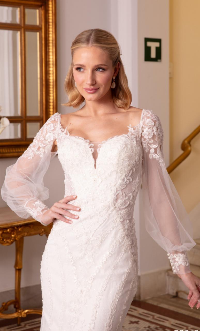 Vestido noiva estilo sereia, off-white, com alças finas e manga longa removível.