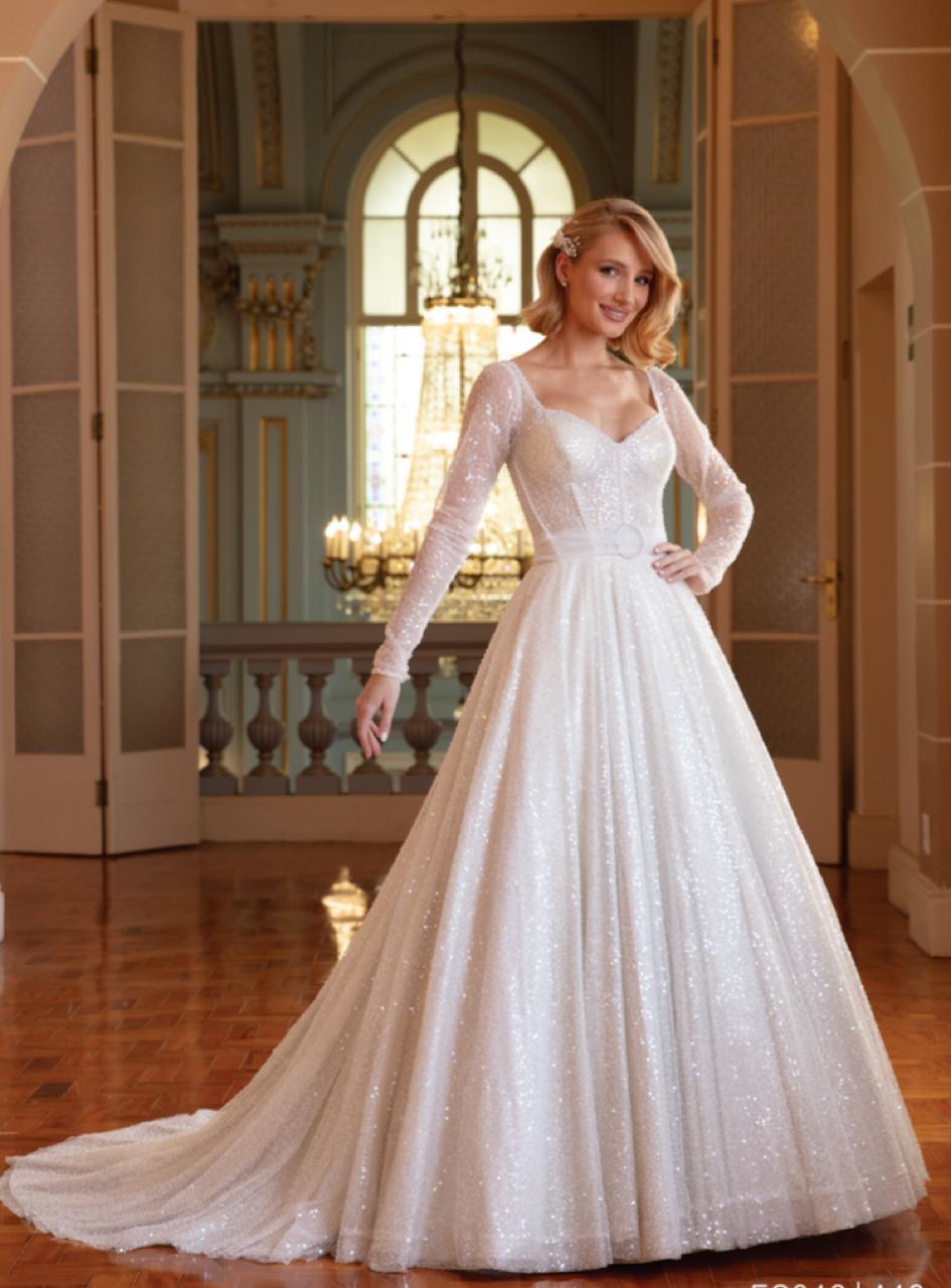 Vestido noiva rodado, branco, decote princesa e magas longas bufantes.