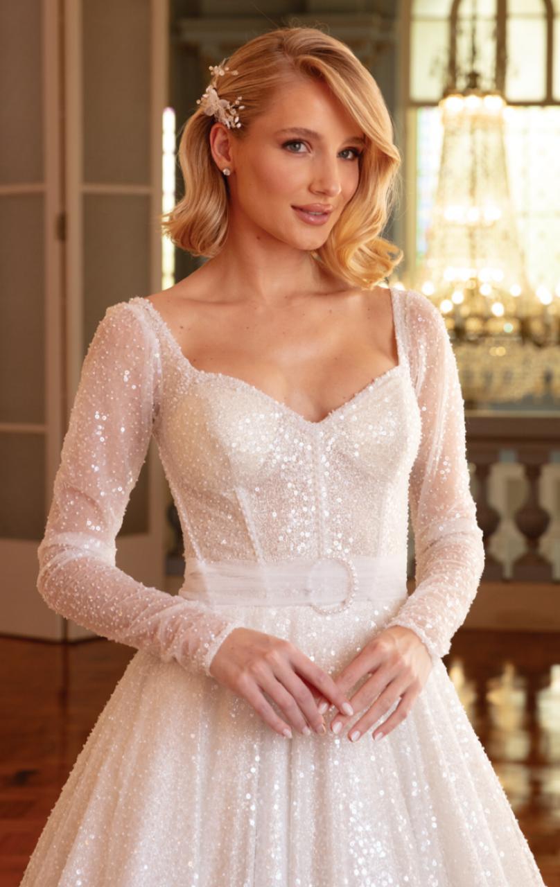 Vestido noiva rodado, branco, decote princesa e magas longas bufantes.