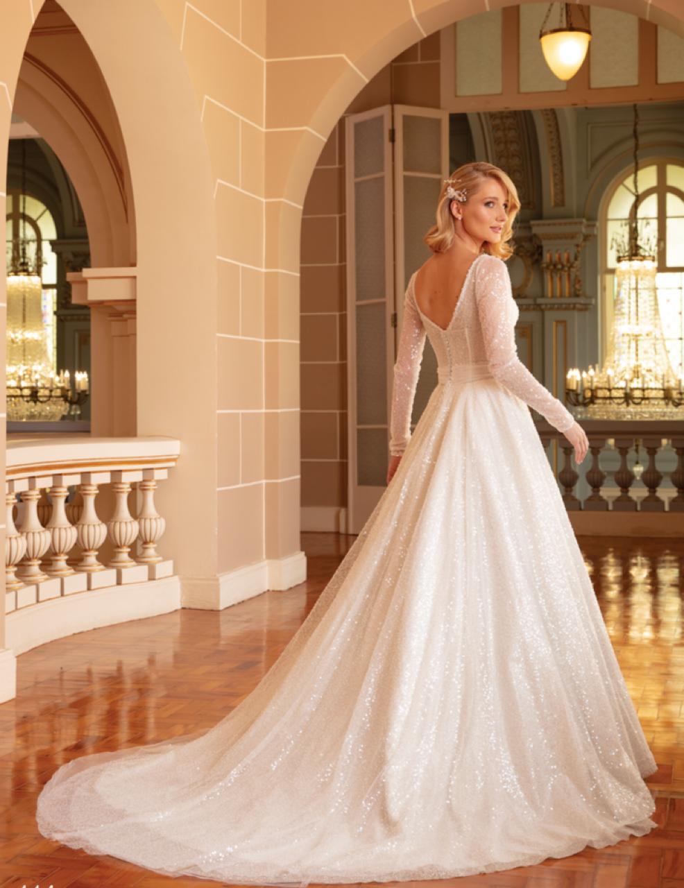 Vestido noiva rodado, branco, decote princesa e magas longas bufantes.