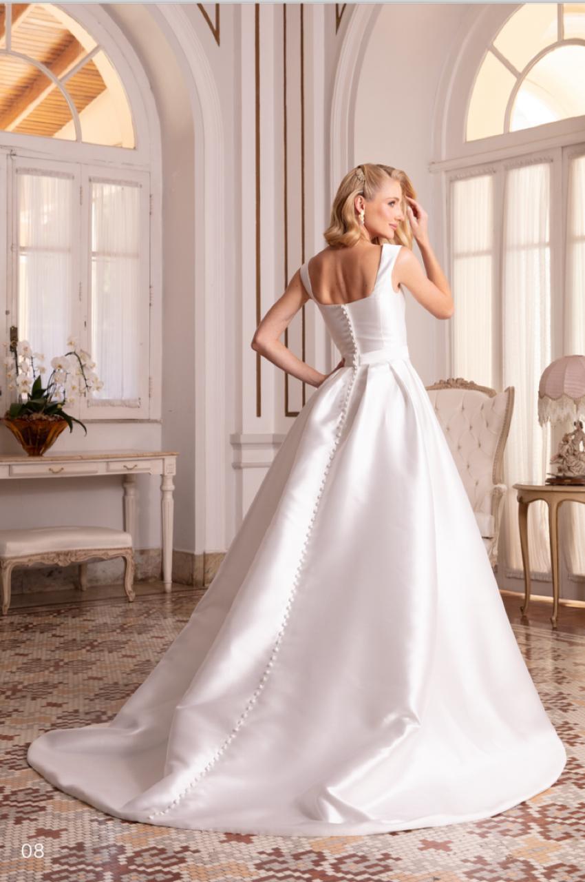 Vestido noiva rodado, off-white, decote quadrado com alças largas.