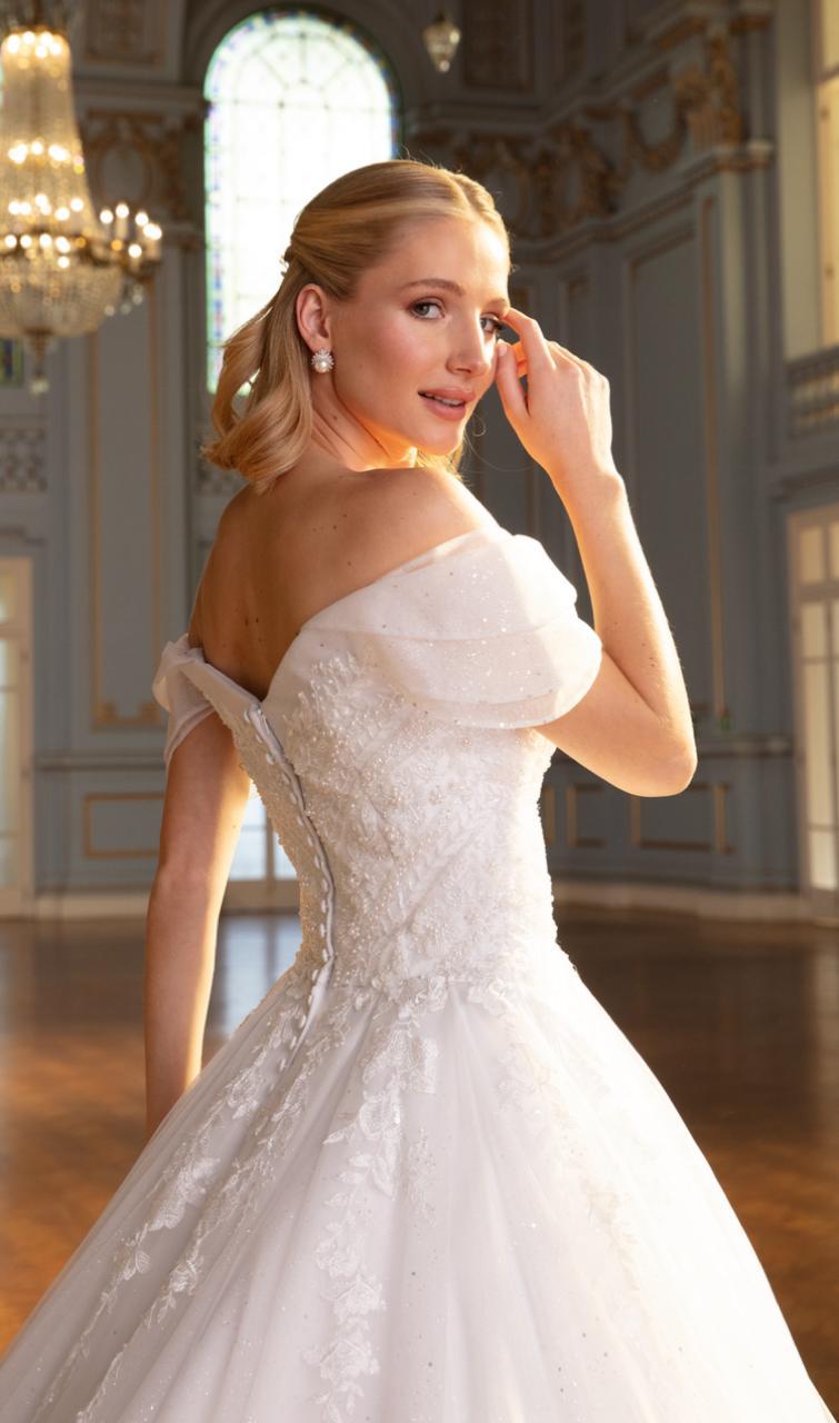 Vestido noiva rodado, branco, decote ombro a ombro.