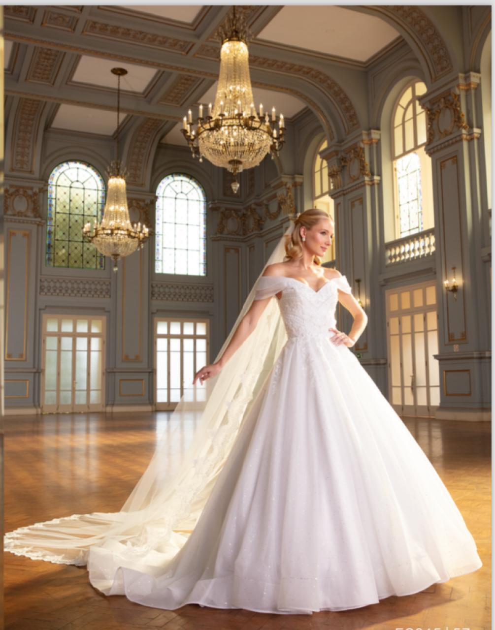 Vestido noiva rodado, branco, decote ombro a ombro.