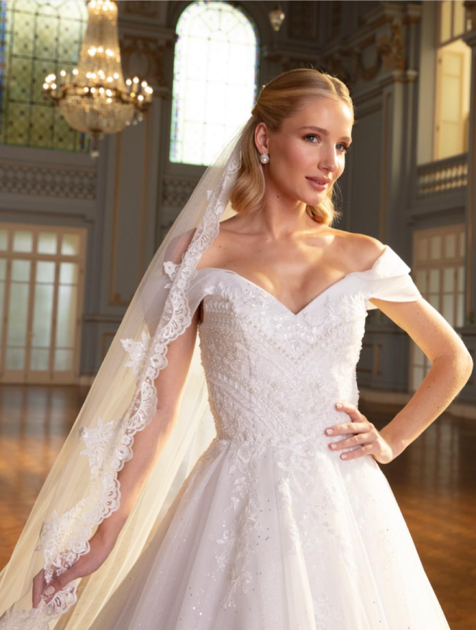 Vestido noiva rodado, branco, decote ombro a ombro.