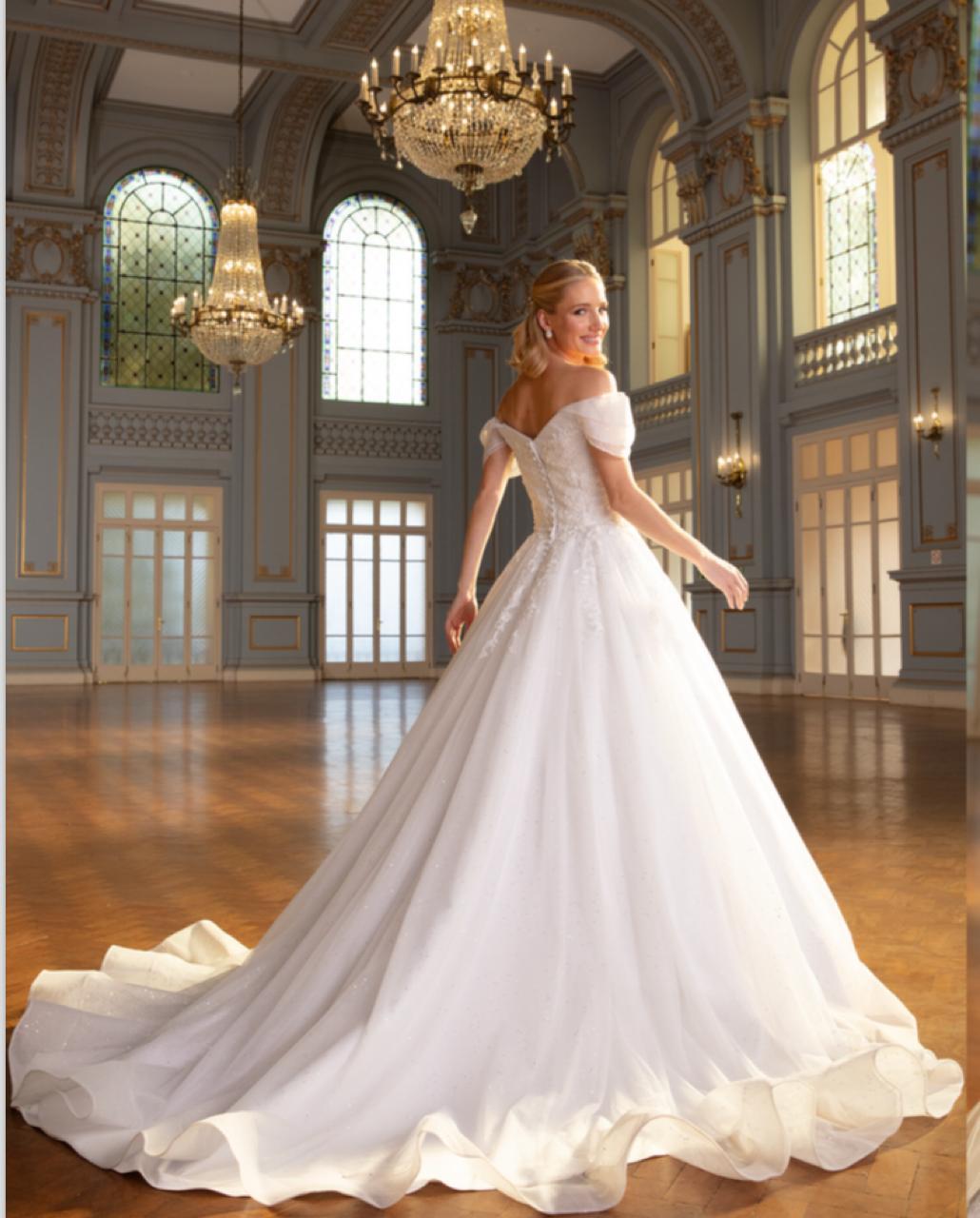 Vestido noiva rodado, branco, decote ombro a ombro.