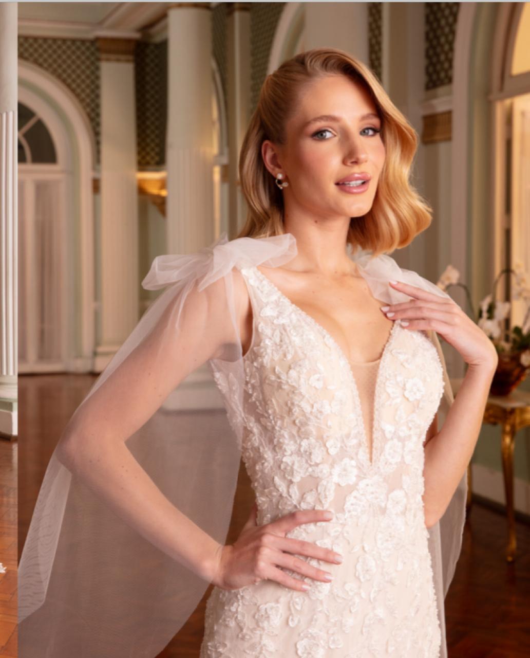 Vestido noiva estilo sereia, nude c/ off-white, decote em v.