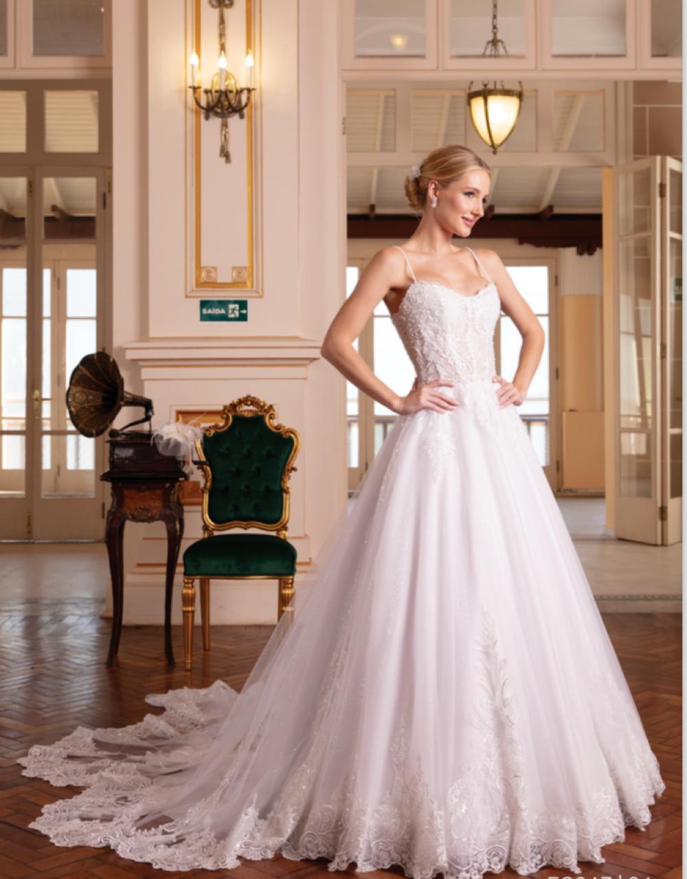 Vestido noiva rodado, branco, decote em u.