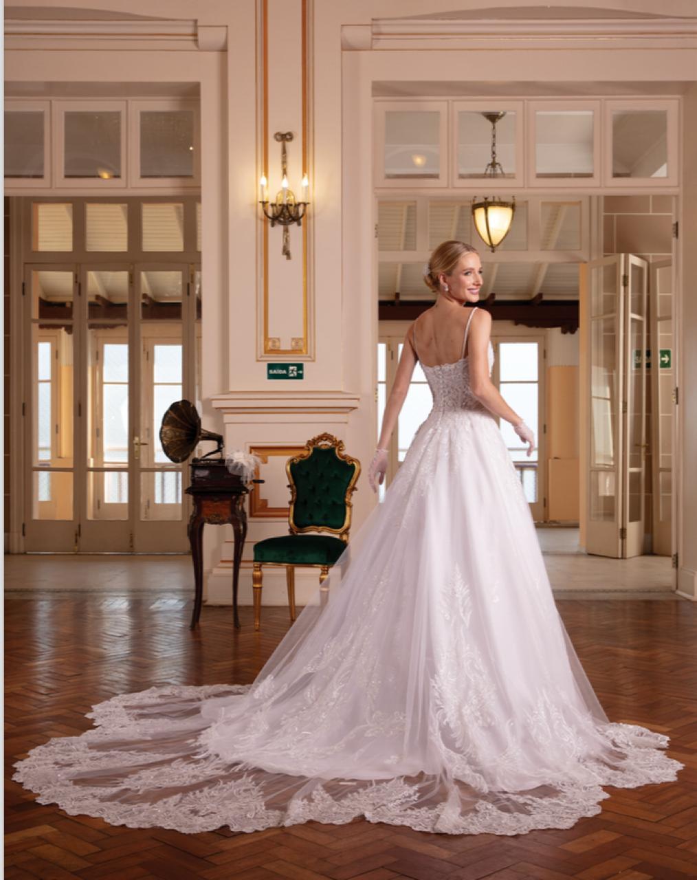 Vestido noiva rodado, branco, decote em u.