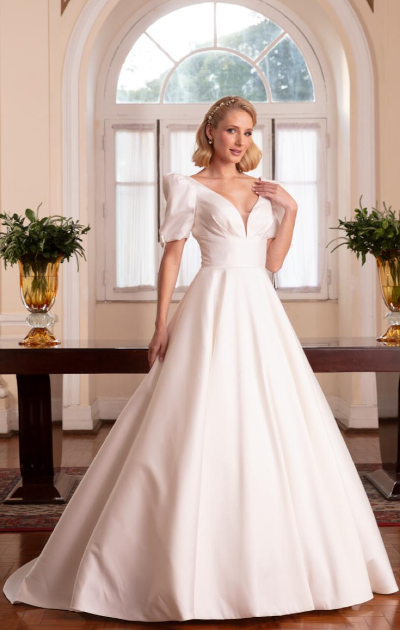 Vestido noiva rodado, off-white, decote princesa com mangas bufantes acompanhada por lacinhos removíveis.