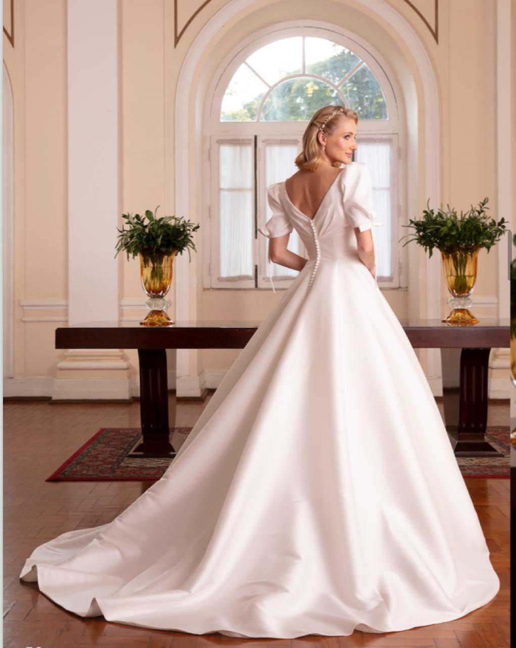 Vestido noiva rodado, off-white, decote princesa com mangas bufantes acompanhada por lacinhos removíveis.