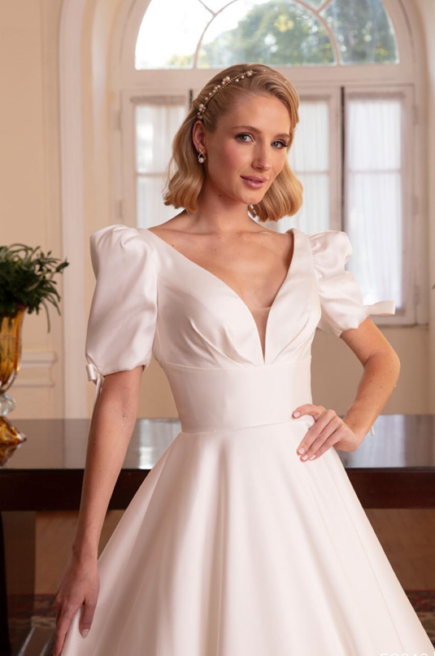Vestido noiva rodado, off-white, decote princesa com mangas bufantes acompanhada por lacinhos removíveis.