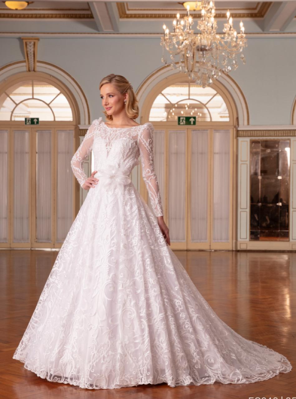Vestido noiva rodado, branco, decote canoa.
