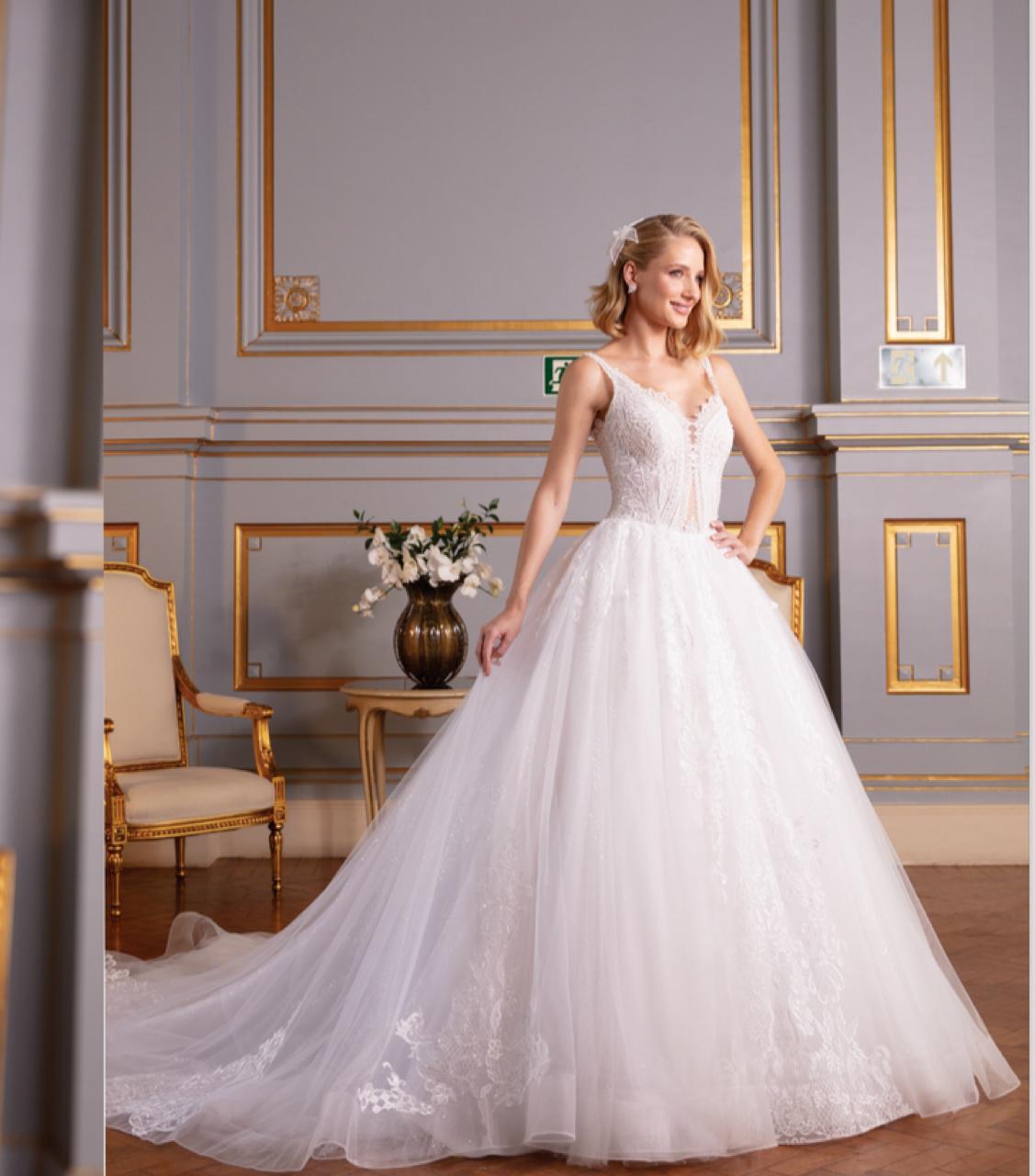 Vestido noiva rodado, branco, decote em V. Saia em organza sobreposta por tule paetezado.