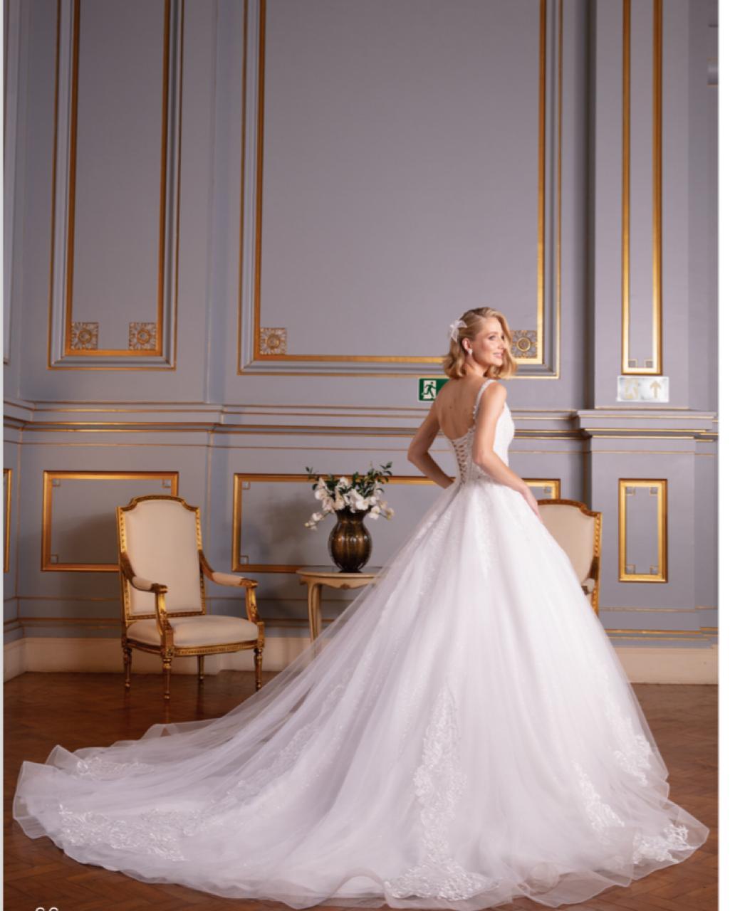 Vestido noiva rodado, branco, decote em V. Saia em organza sobreposta por tule paetezado.