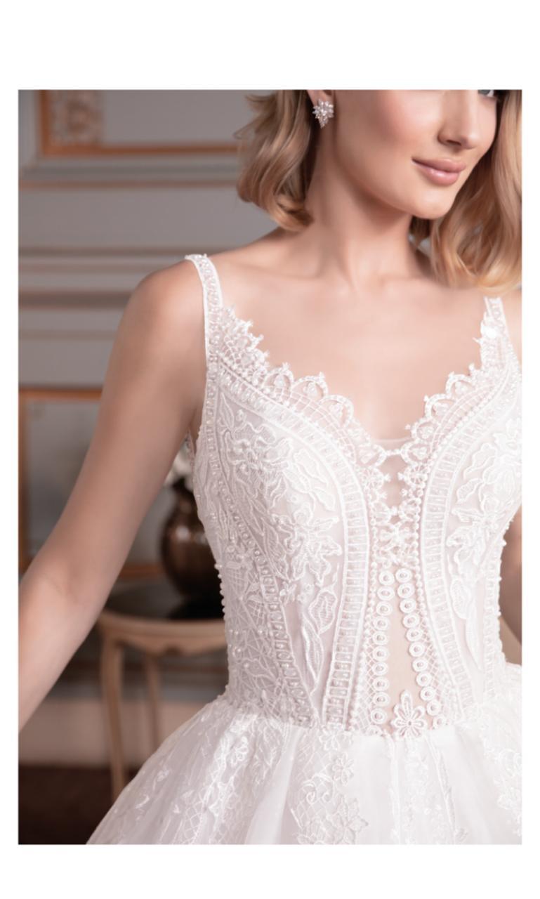 Vestido noiva rodado, branco, decote em V. Saia em organza sobreposta por tule paetezado.