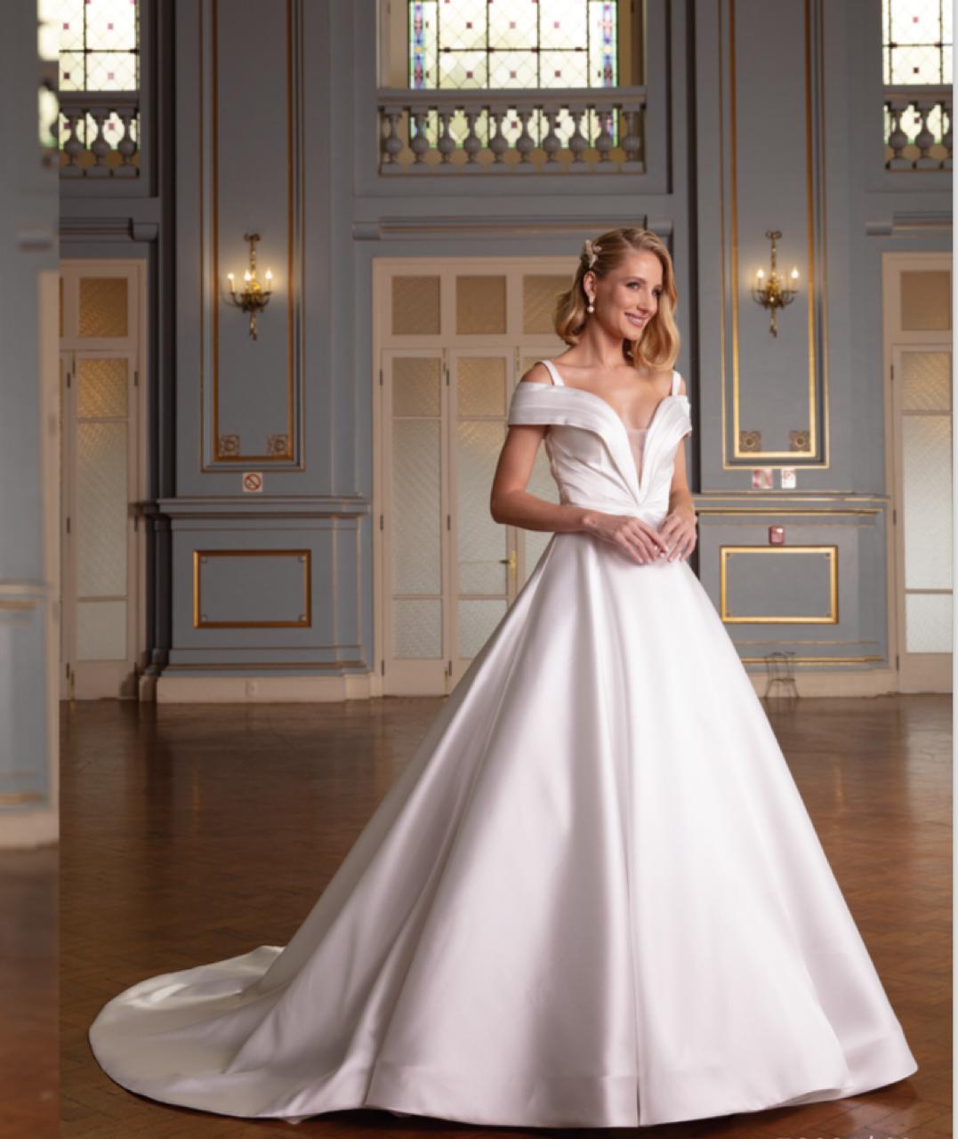 Vestido noiva rodado, off-white, decote ombro a ombro com pala profunda.
