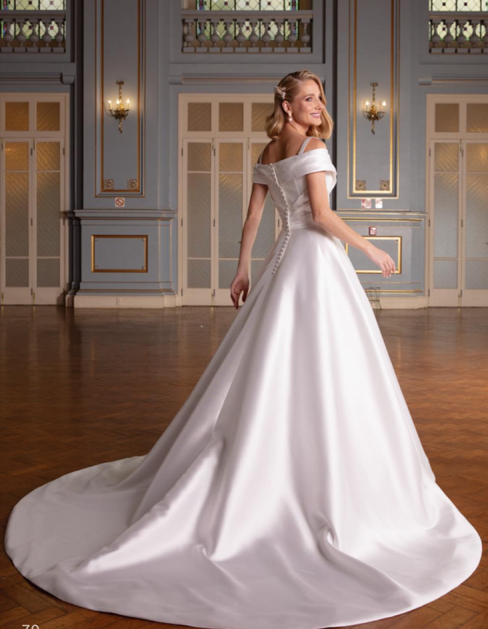 Vestido noiva rodado, off-white, decote ombro a ombro com pala profunda.