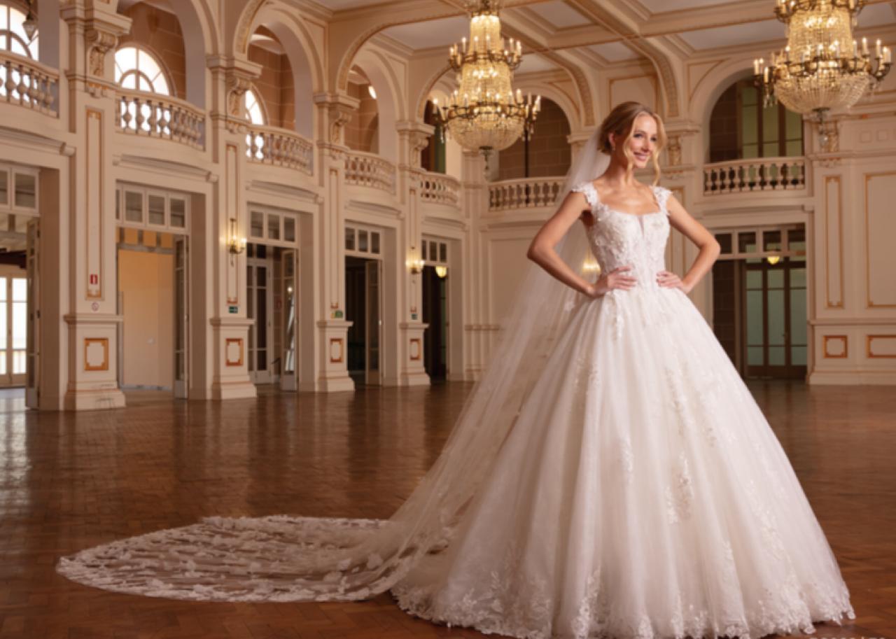 Vestido noiva rodado, off-white, decote quadrado. 