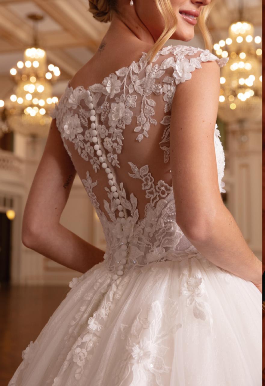 Vestido noiva rodado, off-white, decote quadrado. 