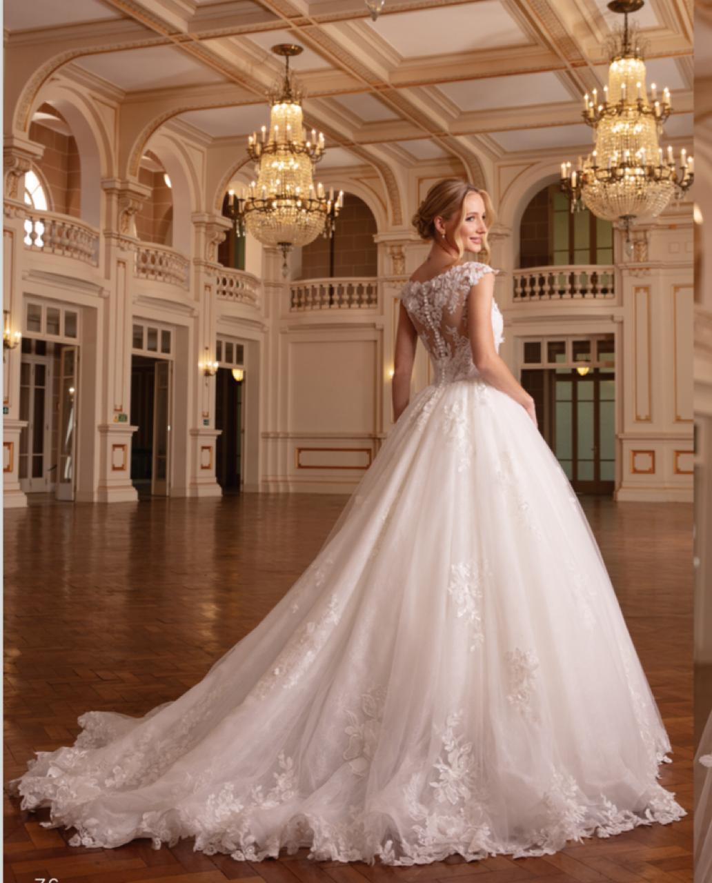Vestido noiva rodado, off-white, decote quadrado. 