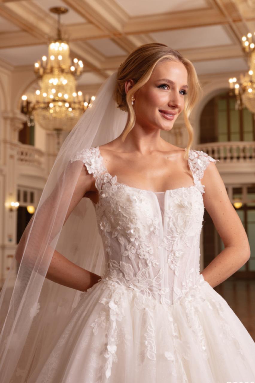 Vestido noiva rodado, off-white, decote quadrado. 