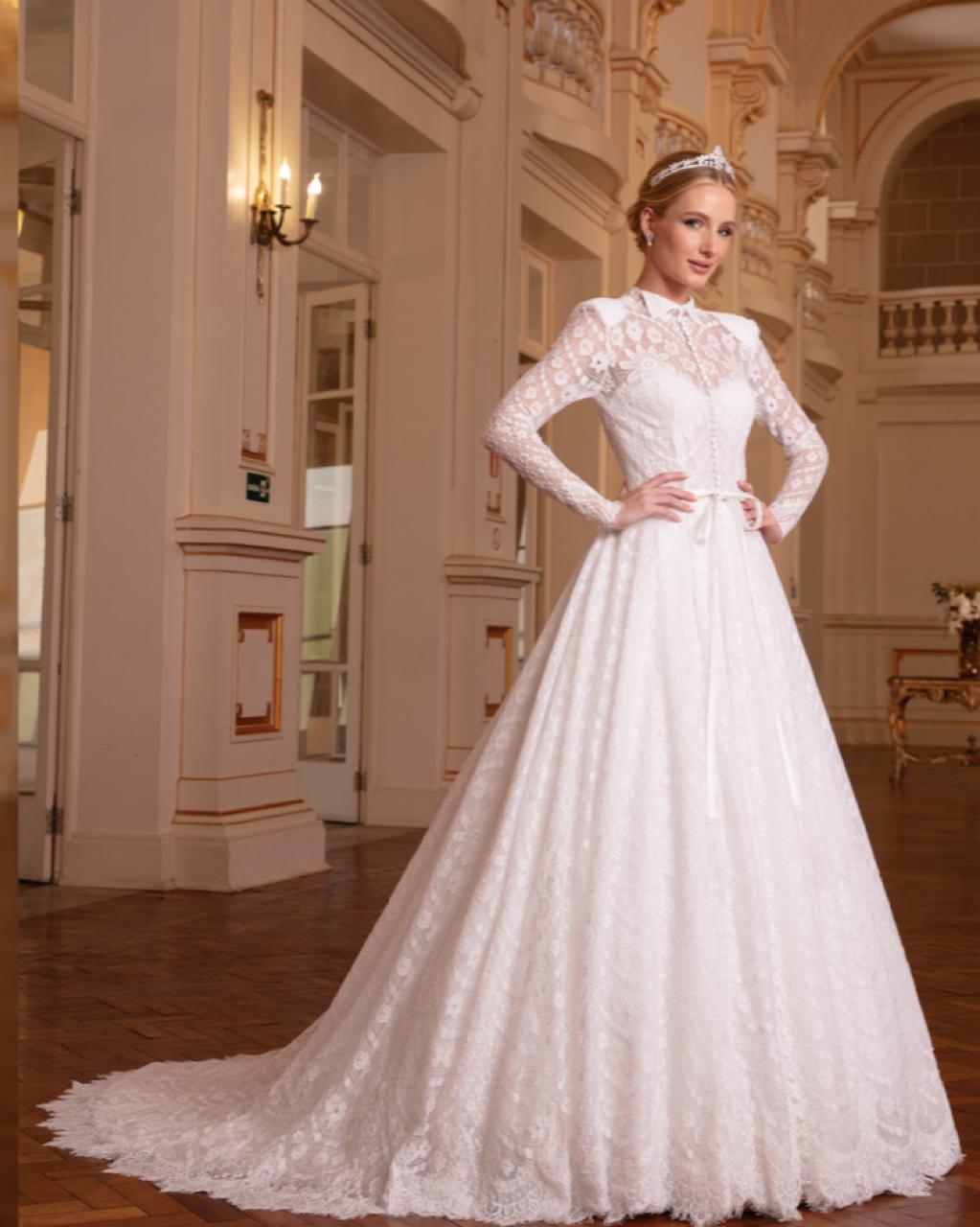 Vestido noiva rodado, branco, gola alta, manga longa.