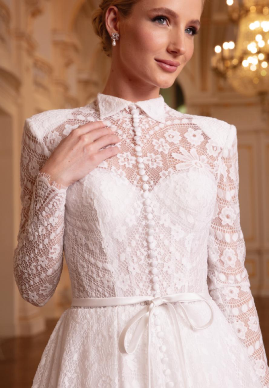 Vestido noiva rodado, branco, gola alta, manga longa.