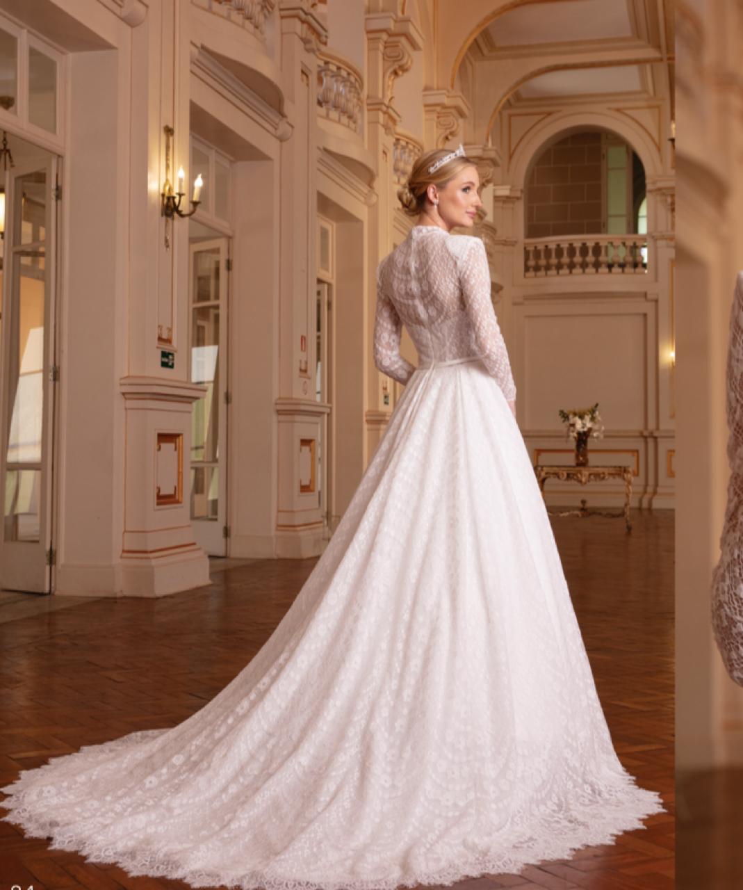 Vestido noiva rodado, branco, gola alta, manga longa.