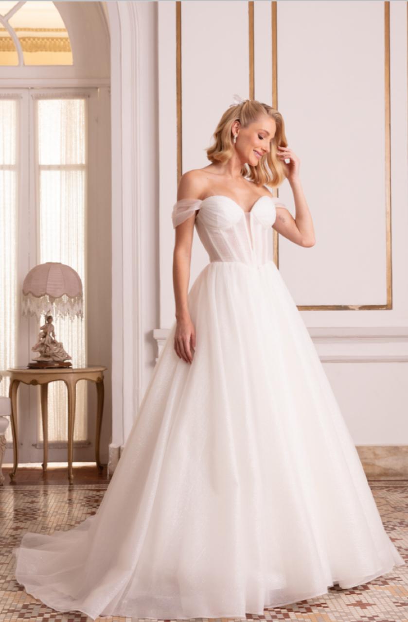 Vestido noiva rodado, off-white, decote ombro a ombro com manguinhas em tule drapeado.