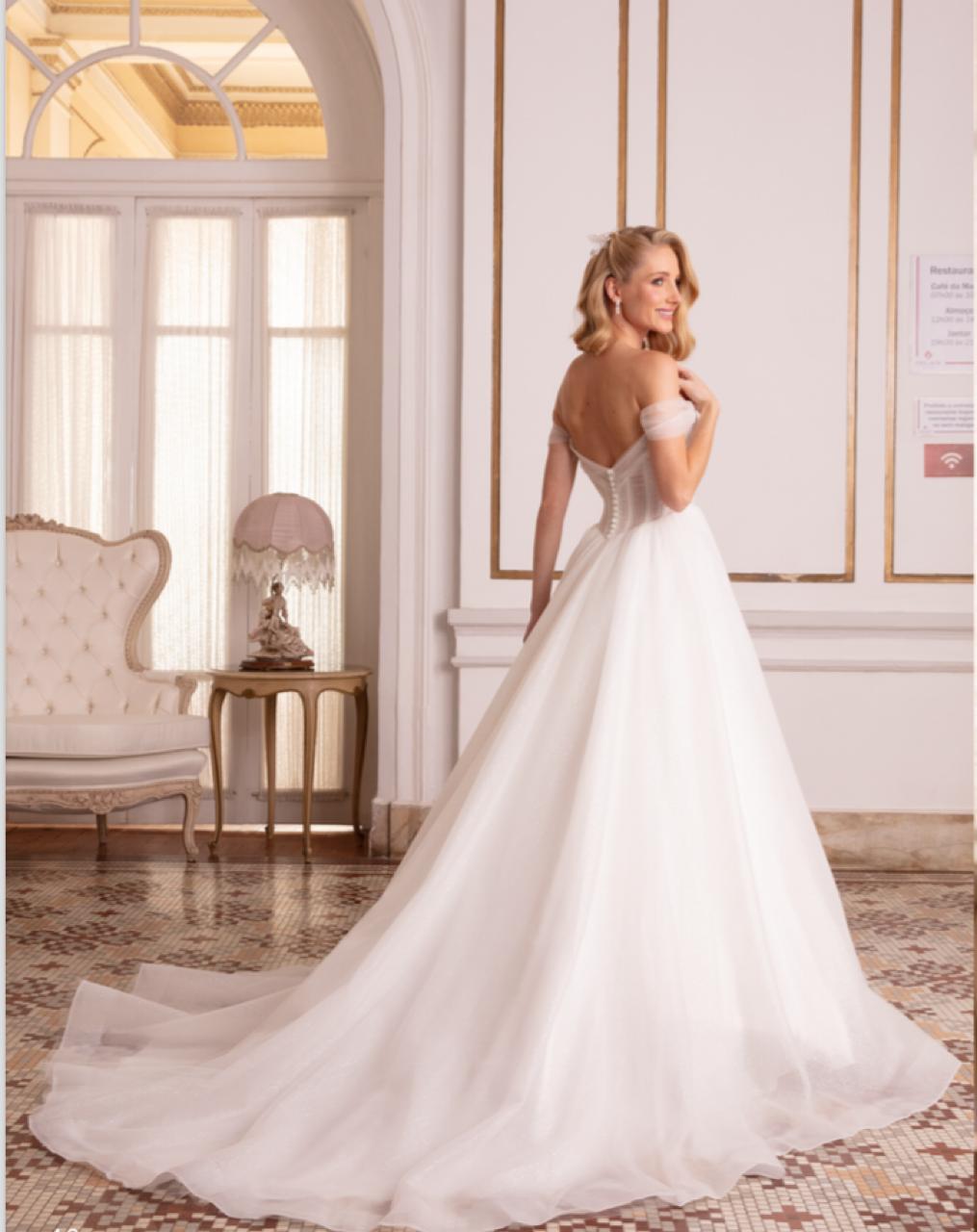 Vestido noiva rodado, off-white, decote ombro a ombro com manguinhas em tule drapeado.