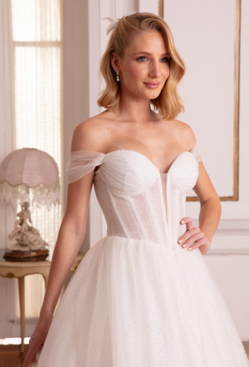 Vestido noiva rodado, off-white, decote ombro a ombro com manguinhas em tule drapeado.
