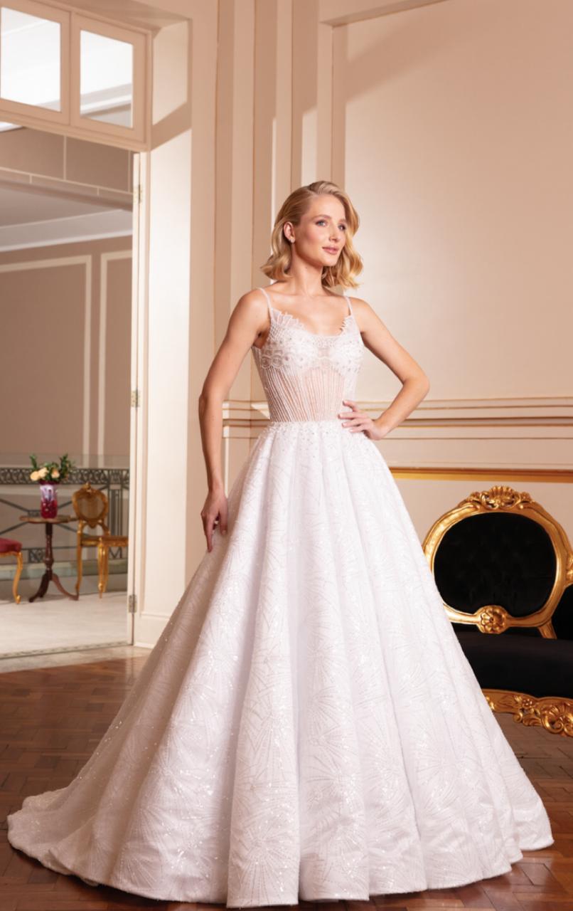 Vestido noiva rodado, branco, decote U. Vestido em cetim sobreposto por tule bordado com miçangas e paetês.
