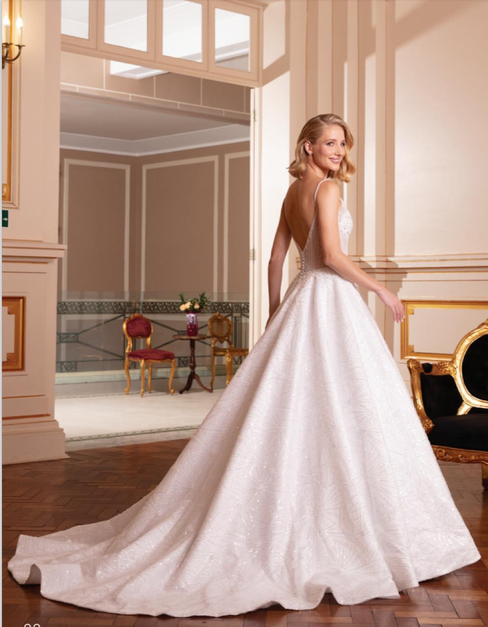 Vestido noiva rodado, branco, decote U. Vestido em cetim sobreposto por tule bordado com miçangas e paetês.