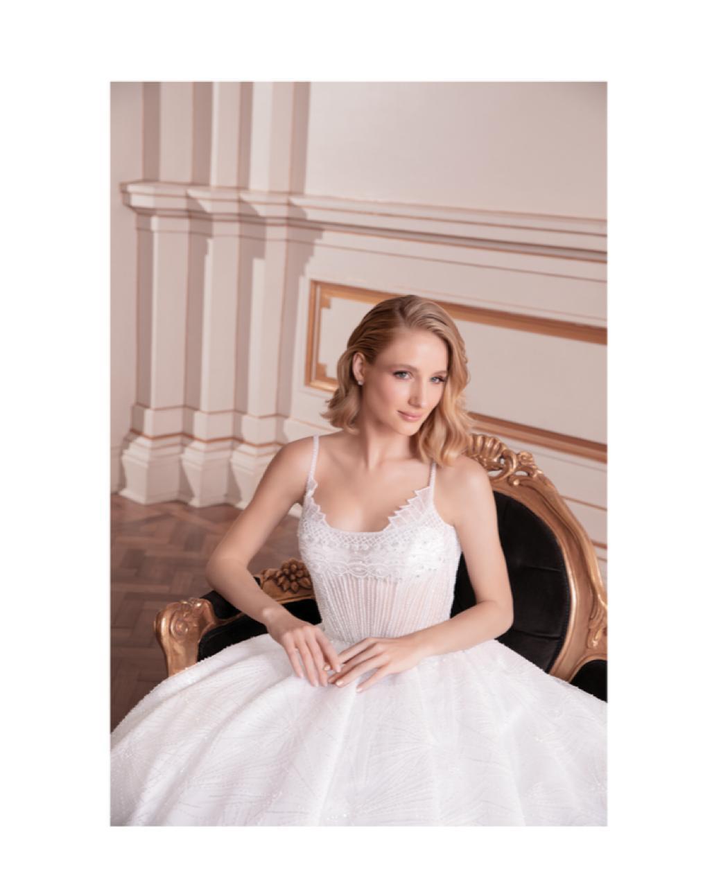 Vestido noiva rodado, branco, decote U. Vestido em cetim sobreposto por tule bordado com miçangas e paetês.