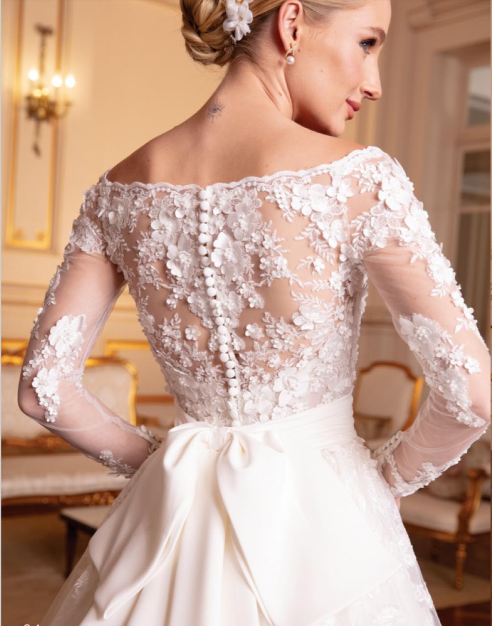 Vestido noiva rodado, off-white, manga longa. Vestido em tule de glitter suave sobreposto por aplicações de renda fio de seda com flores em relevo. 