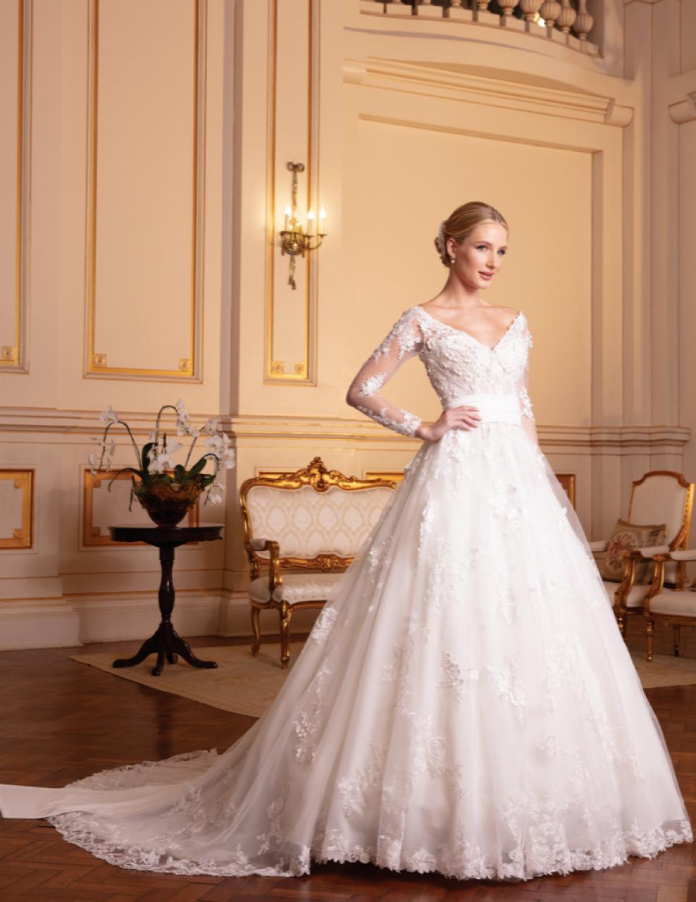 Vestido noiva rodado, off-white, manga longa. Vestido em tule de glitter suave sobreposto por aplicações de renda fio de seda com flores em relevo. 