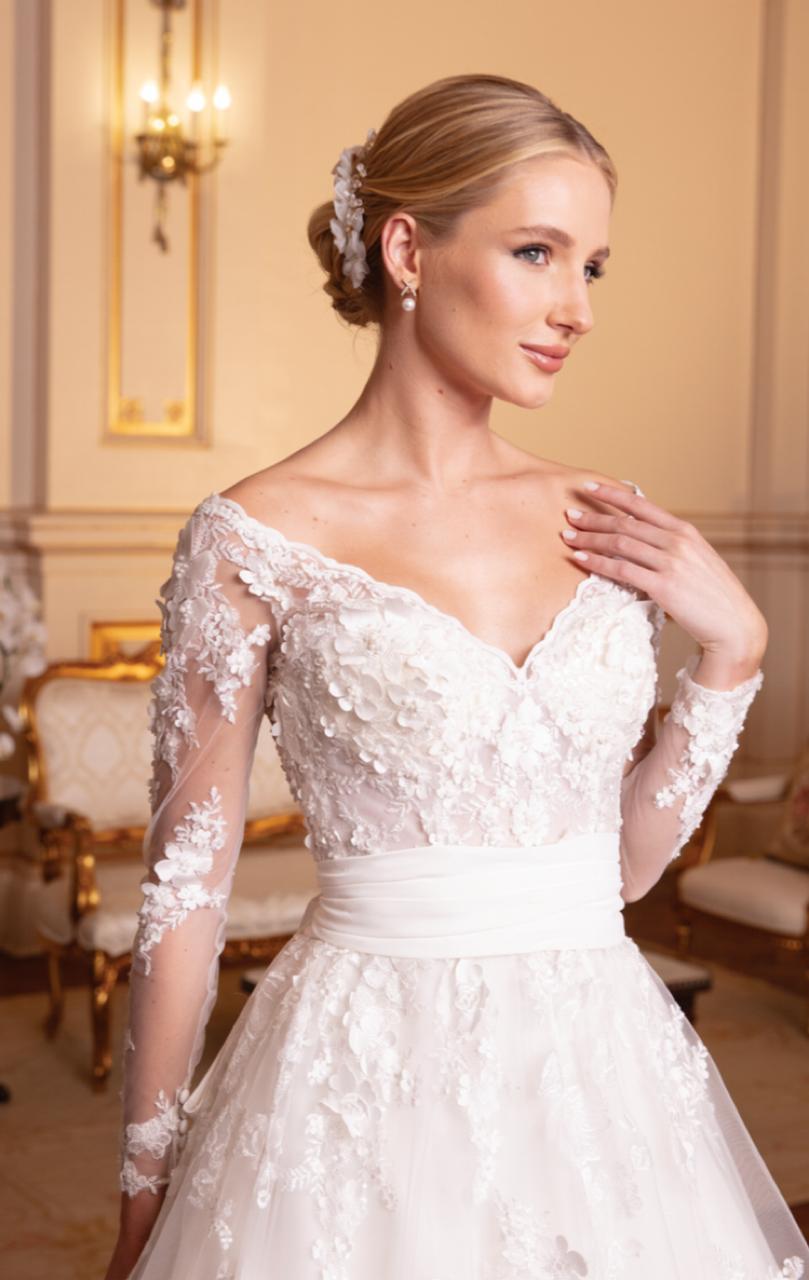 Vestido noiva rodado, off-white, manga longa. Vestido em tule de glitter suave sobreposto por aplicações de renda fio de seda com flores em relevo. 
