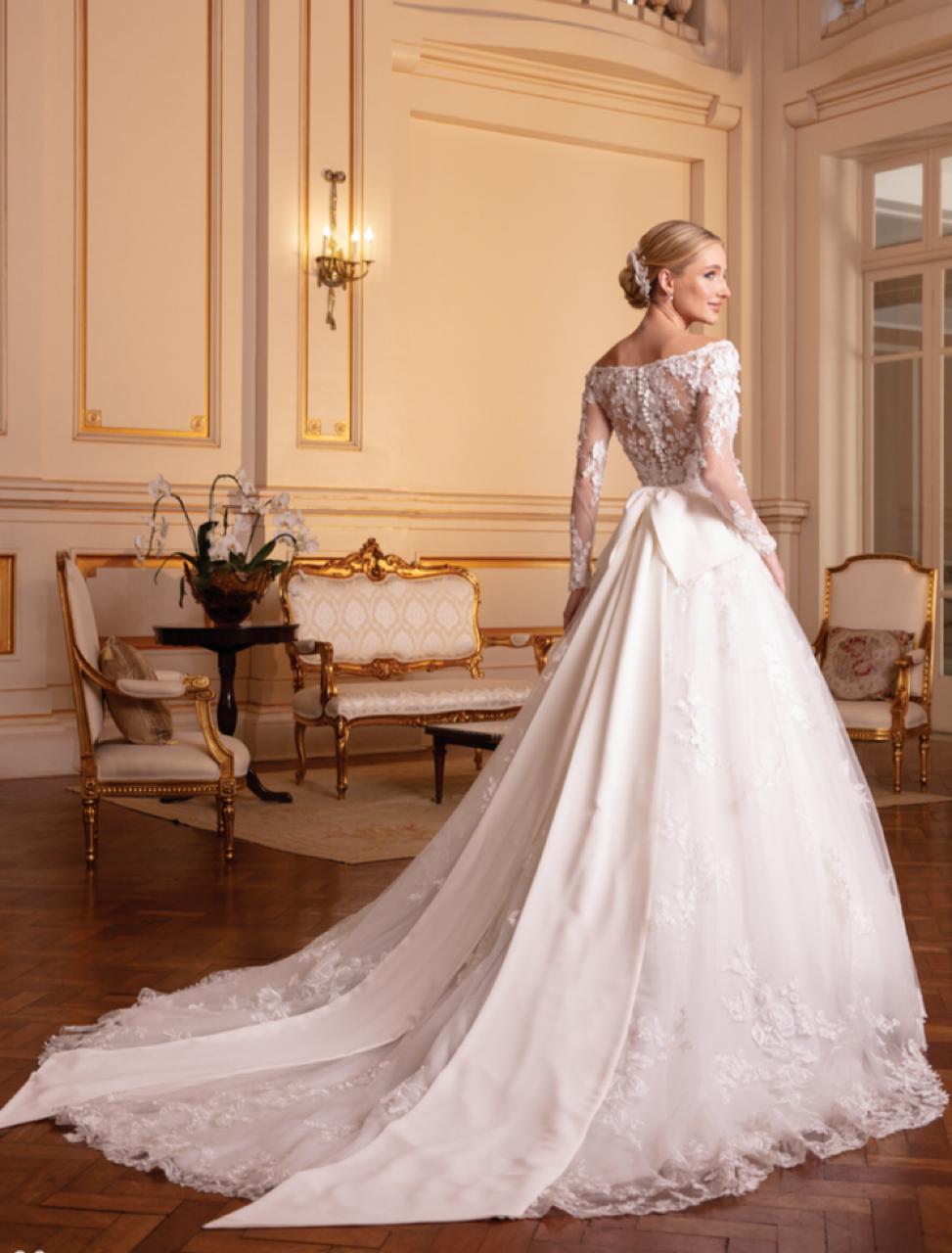 Vestido noiva rodado, off-white, manga longa. Vestido em tule de glitter suave sobreposto por aplicações de renda fio de seda com flores em relevo. 