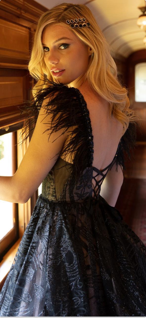 Vestido debutante curto e saia longa removível, preto com nude.