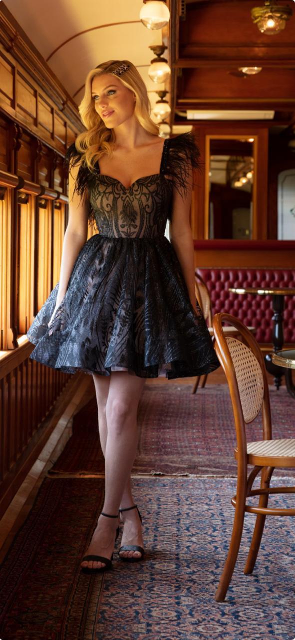 Vestido debutante curto e saia longa removível, preto com nude.