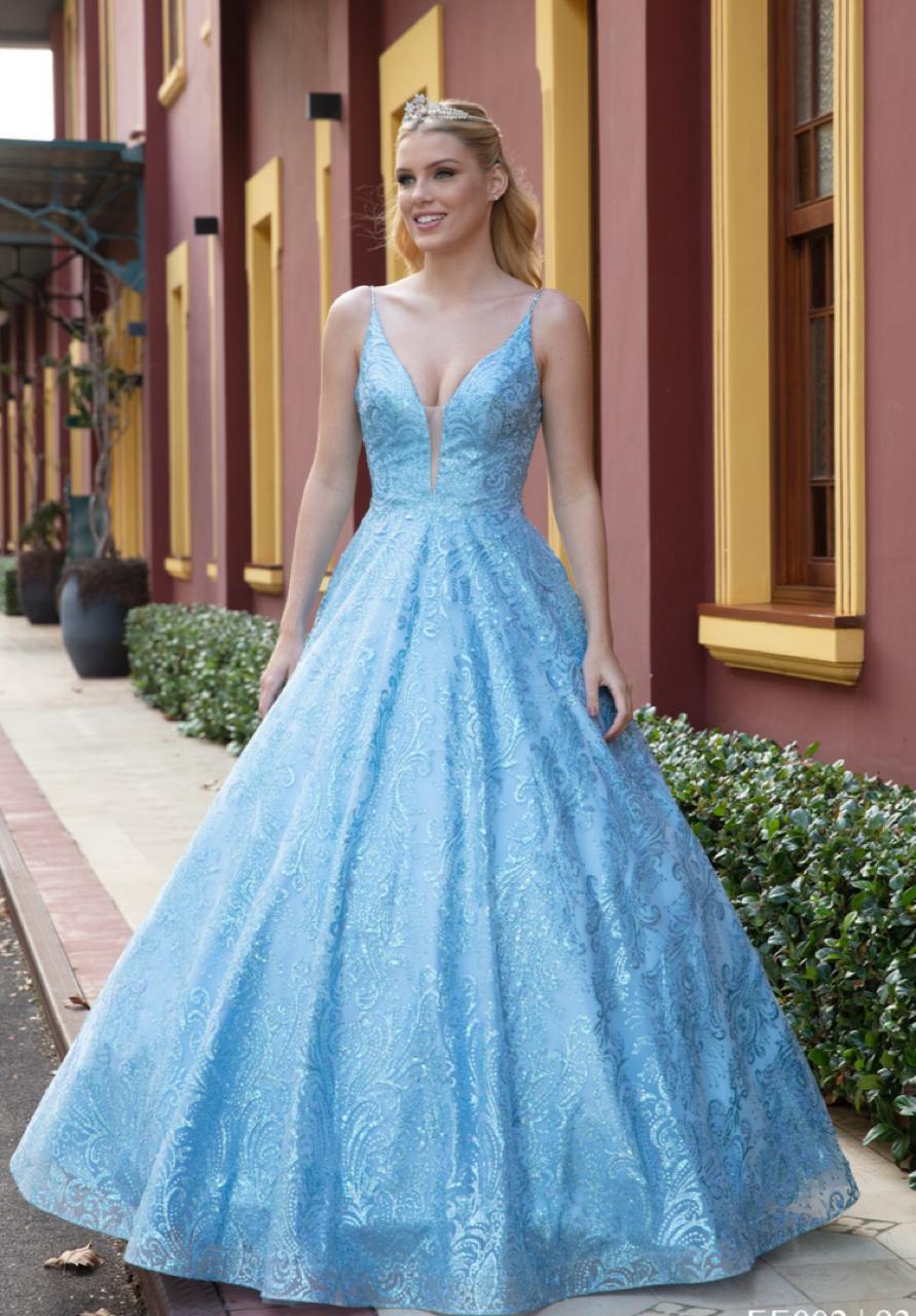 vestido debutante longo, opções de cores em vermelho ou azul.