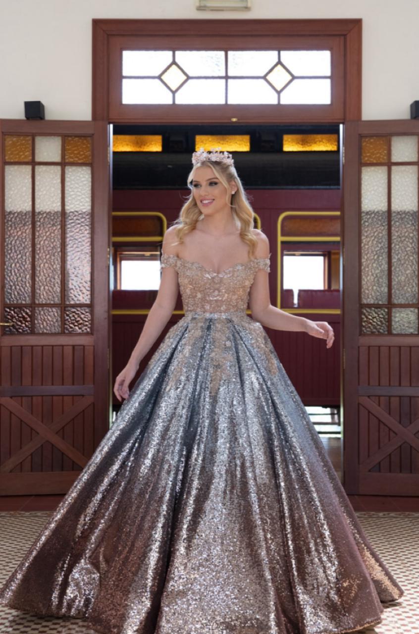 Vestido debutante curto e saia longa removível, opções de cores, dourado com prata e azul com prata.