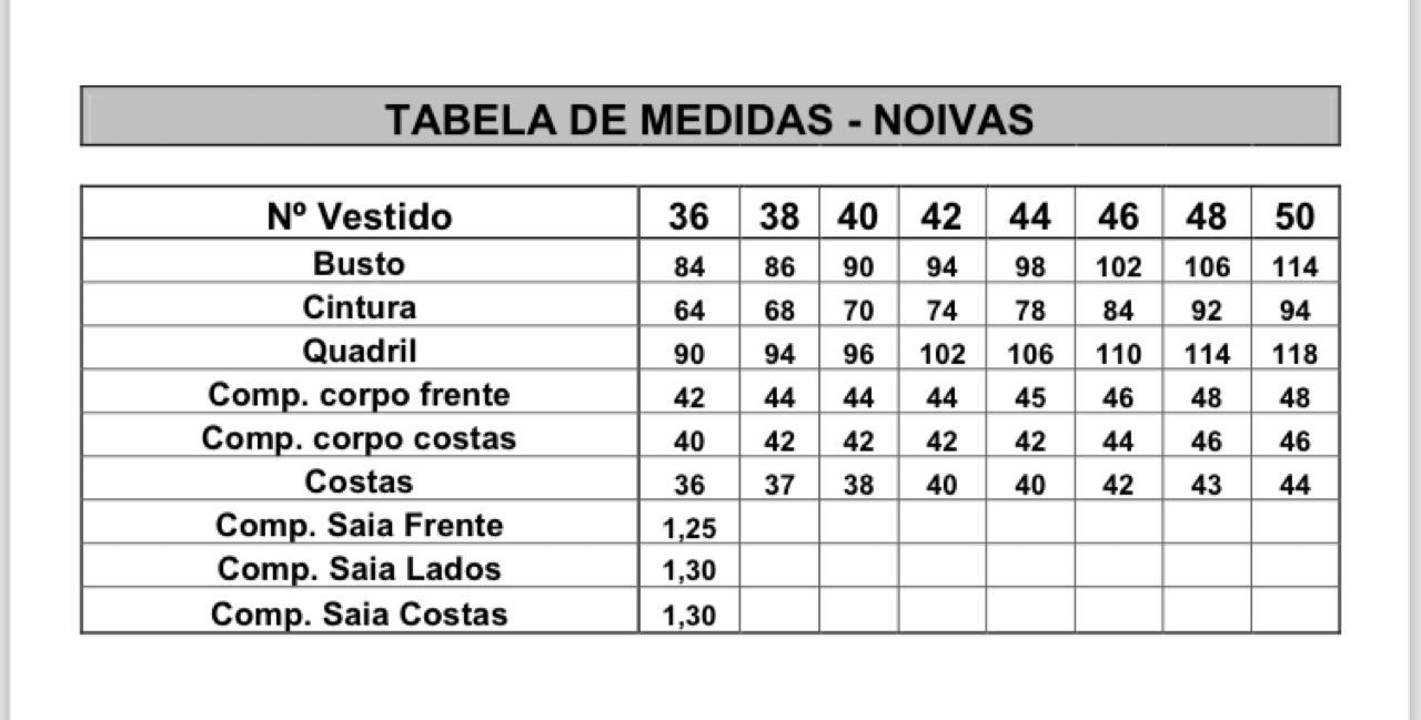 Vestido noiva romântico fluido em tela high gloss sobreposta por tule e aplicações de renda fio de seda.