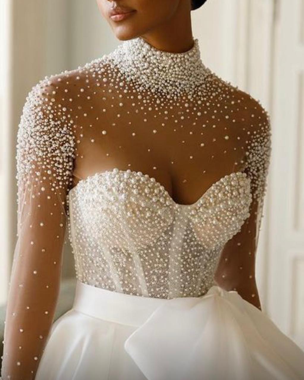 Vestido de noiva com pérolas.