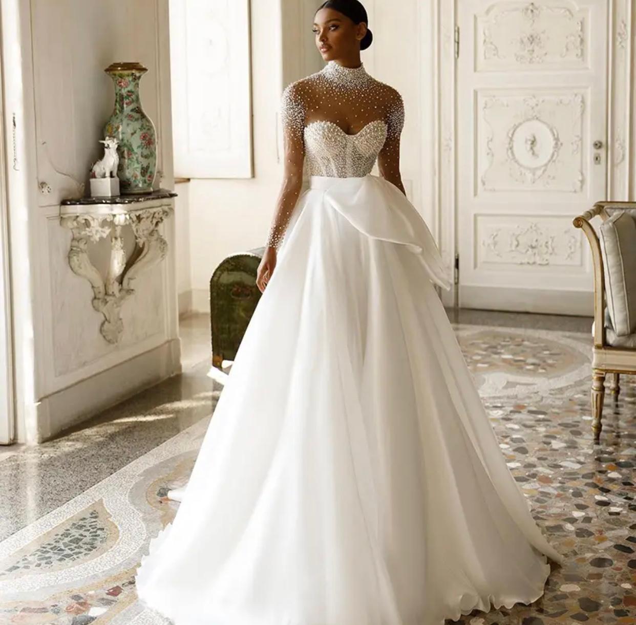 Vestido de noiva com pérolas.