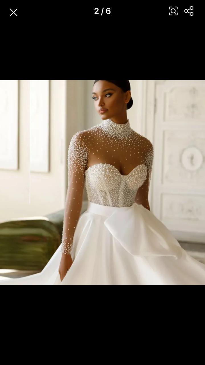 Vestido de noiva com pérolas.